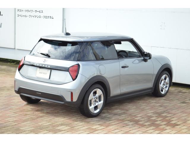 ＭＩＮＩ クーパーＣ　エッセンシャル・トリム　正規認定中古車　ワンオーナー　走行１８００ｋｍ　純正ナビ　バックカメラ　ＡＣＣ　障害物センサー　ヘッドアップディスプレイ　ＥＴＣ車載器　ワイヤレス充電器　アンビエントライト　ＬＥＤヘッドライト（26枚目）