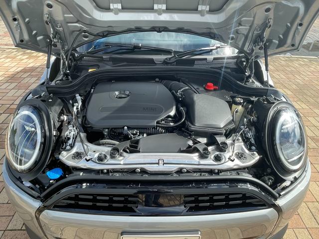 ＭＩＮＩ クーパーＣ　エッセンシャル・トリム　正規認定中古車　ワンオーナー　走行１８００ｋｍ　純正ナビ　バックカメラ　ＡＣＣ　障害物センサー　ヘッドアップディスプレイ　ＥＴＣ車載器　ワイヤレス充電器　アンビエントライト　ＬＥＤヘッドライト（76枚目）