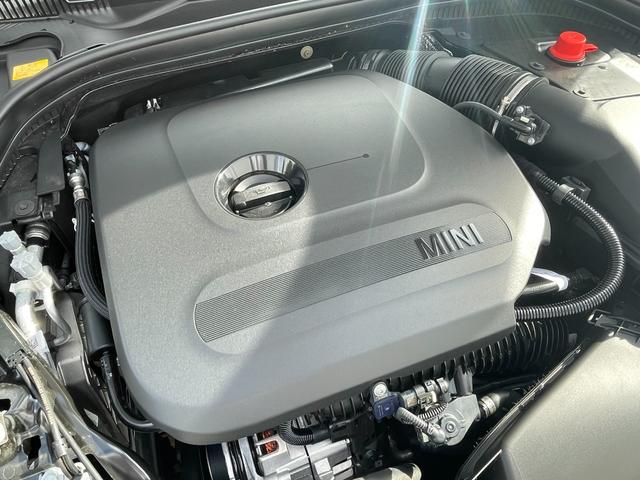 ＭＩＮＩ クーパーＣ　エッセンシャル・トリム　正規認定中古車　ワンオーナー　走行１８００ｋｍ　純正ナビ　バックカメラ　ＡＣＣ　障害物センサー　ヘッドアップディスプレイ　ＥＴＣ車載器　ワイヤレス充電器　アンビエントライト　ＬＥＤヘッドライト（77枚目）