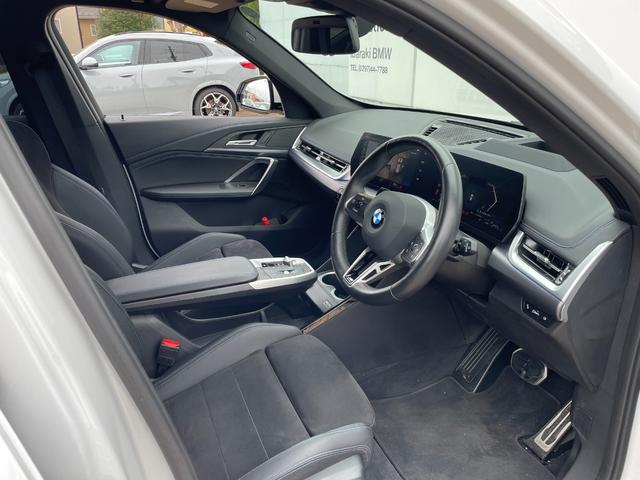 Ｘ１ ｘＤｒｉｖｅ　２０ｄ　Ｍスポーツ　正規認定中古車　１オーナー　カーブドディスプレイ　電動リアゲート　ＡＣＣ　ハンズオフ　電動シート　ワイヤレスチャージ　Ｗエアコン　全周囲カメラ　ブーストモード　シートヒーター　ＥＴＣ２．０（24枚目）