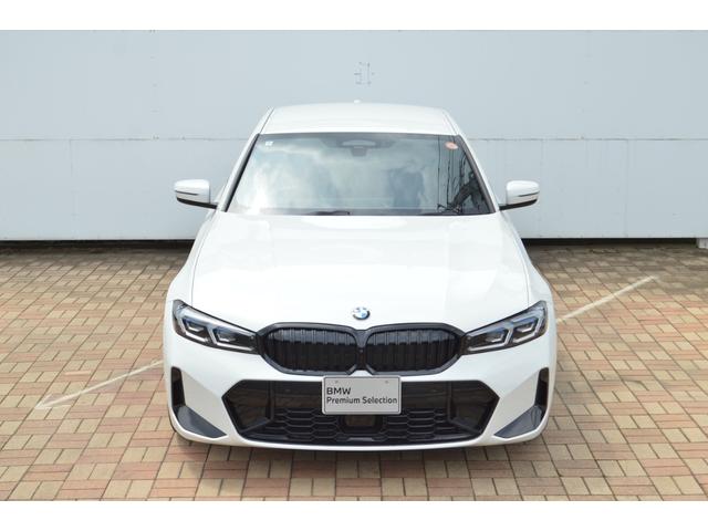３シリーズ ３１８ｉ　Ｍスポーツ　エディションシャドー　正規認定中古車　デモカー　１オーナー　電動リアゲート　サンプロテクションガラス　シートヒーター　純正ナビ　タッチパネル　電動シート　ヘッドアップディスプレイ　全周囲カメラ　前後ソナーセンサー　キーレス（9枚目）