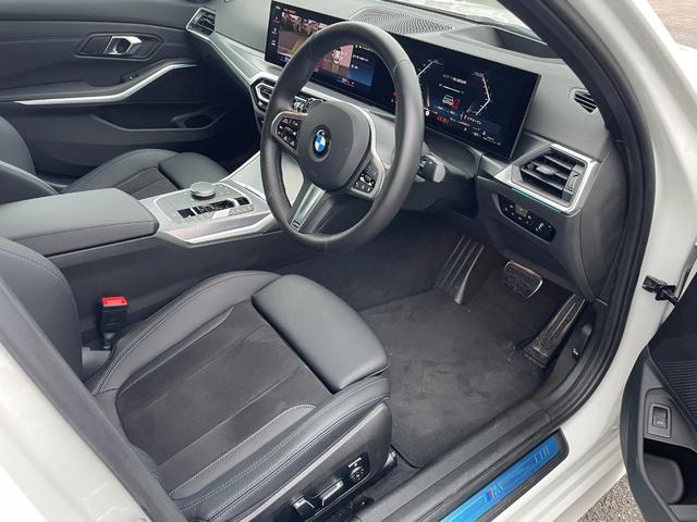 ３シリーズ ３１８ｉ　Ｍスポーツ　エディションシャドー　正規認定中古車　デモカー　１オーナー　電動リアゲート　サンプロテクションガラス　シートヒーター　純正ナビ　タッチパネル　電動シート　ヘッドアップディスプレイ　全周囲カメラ　前後ソナーセンサー　キーレス（25枚目）