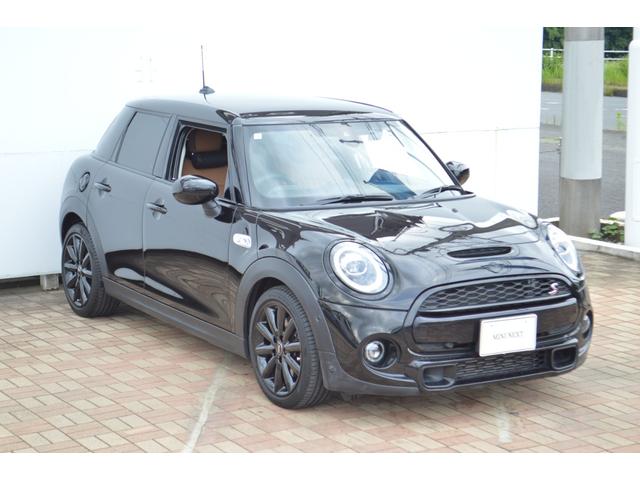 ＭＩＮＩ クーパーＳＤ　正規認定中古車　１オーナー　キーレス　純正ＨＤＤナビ　バックカメラ　ＬＥＤライト　ソナーセンサー　ヘッドアップディスプレイ　エキサイトメントパッケージ　ＡＣＣ　ブラックエンブレム　ブラックドアハンドル（7枚目）