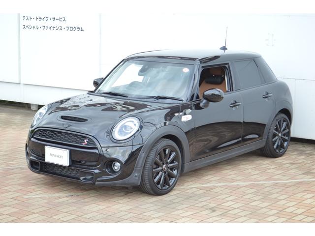 ＭＩＮＩ クーパーＳＤ　正規認定中古車　１オーナー　キーレス　純正ＨＤＤナビ　バックカメラ　ＬＥＤライト　ソナーセンサー　ヘッドアップディスプレイ　エキサイトメントパッケージ　ＡＣＣ　ブラックエンブレム　ブラックドアハンドル（9枚目）