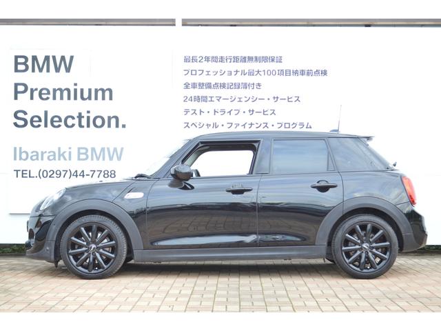 ＭＩＮＩ クーパーＳＤ　正規認定中古車　１オーナー　キーレス　純正ＨＤＤナビ　バックカメラ　ＬＥＤライト　ソナーセンサー　ヘッドアップディスプレイ　エキサイトメントパッケージ　ＡＣＣ　ブラックエンブレム　ブラックドアハンドル（10枚目）