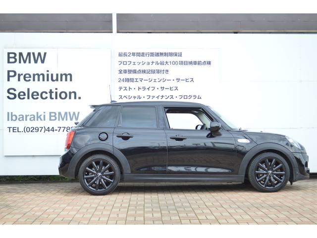 ＭＩＮＩ クーパーＳＤ　正規認定中古車　１オーナー　キーレス　純正ＨＤＤナビ　バックカメラ　ＬＥＤライト　ソナーセンサー　ヘッドアップディスプレイ　エキサイトメントパッケージ　ＡＣＣ　ブラックエンブレム　ブラックドアハンドル（11枚目）