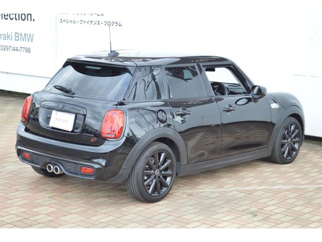 ＭＩＮＩ クーパーＳＤ　正規認定中古車　１オーナー　キーレス　純正ＨＤＤナビ　バックカメラ　ＬＥＤライト　ソナーセンサー　ヘッドアップディスプレイ　エキサイトメントパッケージ　ＡＣＣ　ブラックエンブレム　ブラックドアハンドル（16枚目）