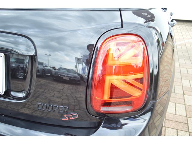 ＭＩＮＩ クーパーＳＤ　正規認定中古車　１オーナー　キーレス　純正ＨＤＤナビ　バックカメラ　ＬＥＤライト　ソナーセンサー　ヘッドアップディスプレイ　エキサイトメントパッケージ　ＡＣＣ　ブラックエンブレム　ブラックドアハンドル（19枚目）
