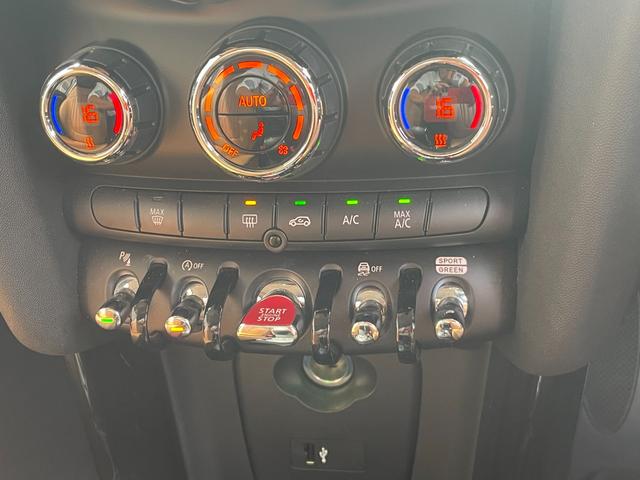 ＭＩＮＩ クーパーＳＤ　正規認定中古車　１オーナー　キーレス　純正ＨＤＤナビ　バックカメラ　ＬＥＤライト　ソナーセンサー　ヘッドアップディスプレイ　エキサイトメントパッケージ　ＡＣＣ　ブラックエンブレム　ブラックドアハンドル（43枚目）