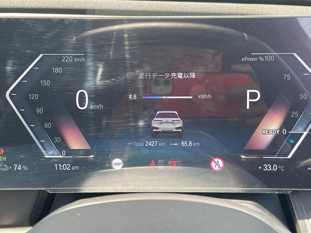 ｉＸ ｘＤｒｉｖｅ　５０　正規認定中古車　走行２４２７ｋｍ　元試乗車　純正ナビ　全周囲カメラ　パノラマガラスルーフ　ＢＭＷレーザーライト　ソフトクローズドア　Ｂｏｗｅｒｓ＆Ｗｉｌｋｉｎｓ　カープレイ　カーブドＤナビ　ＥＴＣ（3枚目）