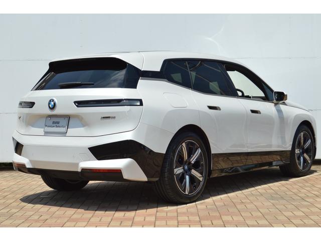 ｉＸ ｘＤｒｉｖｅ　５０　正規認定中古車　走行２４２７ｋｍ　元試乗車　純正ナビ　全周囲カメラ　パノラマガラスルーフ　ＢＭＷレーザーライト　ソフトクローズドア　Ｂｏｗｅｒｓ＆Ｗｉｌｋｉｎｓ　カープレイ　カーブドＤナビ　ＥＴＣ（4枚目）
