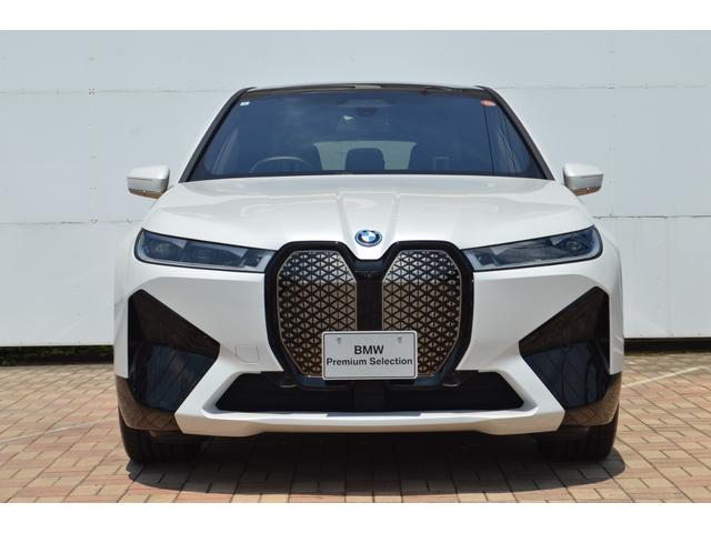 ｉＸ ｘＤｒｉｖｅ　５０　正規認定中古車　走行２４２７ｋｍ　元試乗車　純正ナビ　全周囲カメラ　パノラマガラスルーフ　ＢＭＷレーザーライト　ソフトクローズドア　Ｂｏｗｅｒｓ＆Ｗｉｌｋｉｎｓ　カープレイ　カーブドＤナビ　ＥＴＣ（8枚目）