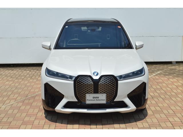 ｉＸ ｘＤｒｉｖｅ　５０　正規認定中古車　走行２４２７ｋｍ　元試乗車　純正ナビ　全周囲カメラ　パノラマガラスルーフ　ＢＭＷレーザーライト　ソフトクローズドア　Ｂｏｗｅｒｓ＆Ｗｉｌｋｉｎｓ　カープレイ　カーブドＤナビ　ＥＴＣ（10枚目）