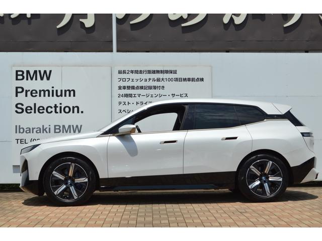 ｉＸ ｘＤｒｉｖｅ　５０　正規認定中古車　走行２４２７ｋｍ　元試乗車　純正ナビ　全周囲カメラ　パノラマガラスルーフ　ＢＭＷレーザーライト　ソフトクローズドア　Ｂｏｗｅｒｓ＆Ｗｉｌｋｉｎｓ　カープレイ　カーブドＤナビ　ＥＴＣ（12枚目）