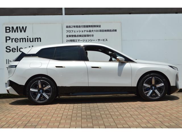 ｉＸ ｘＤｒｉｖｅ　５０　正規認定中古車　走行２４２７ｋｍ　元試乗車　純正ナビ　全周囲カメラ　パノラマガラスルーフ　ＢＭＷレーザーライト　ソフトクローズドア　Ｂｏｗｅｒｓ＆Ｗｉｌｋｉｎｓ　カープレイ　カーブドＤナビ　ＥＴＣ（13枚目）