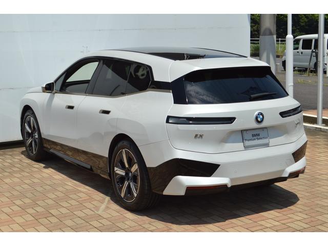 ｉＸ ｘＤｒｉｖｅ　５０　正規認定中古車　走行２４２７ｋｍ　元試乗車　純正ナビ　全周囲カメラ　パノラマガラスルーフ　ＢＭＷレーザーライト　ソフトクローズドア　Ｂｏｗｅｒｓ＆Ｗｉｌｋｉｎｓ　カープレイ　カーブドＤナビ　ＥＴＣ（16枚目）