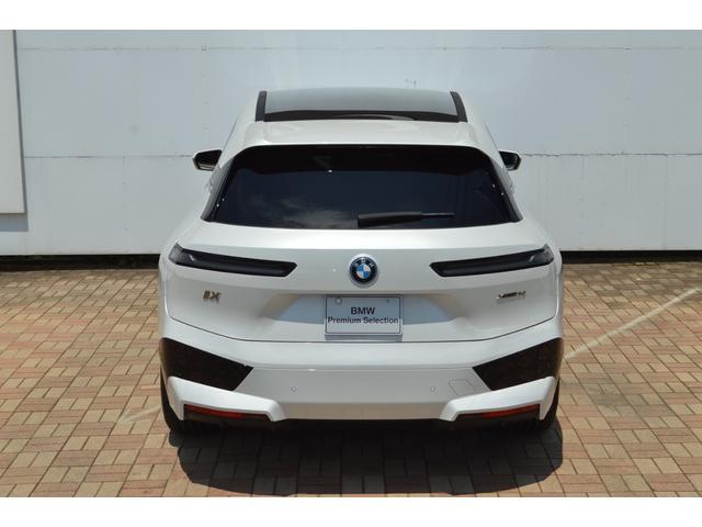 ｉＸ ｘＤｒｉｖｅ　５０　正規認定中古車　走行２４２７ｋｍ　元試乗車　純正ナビ　全周囲カメラ　パノラマガラスルーフ　ＢＭＷレーザーライト　ソフトクローズドア　Ｂｏｗｅｒｓ＆Ｗｉｌｋｉｎｓ　カープレイ　カーブドＤナビ　ＥＴＣ（17枚目）