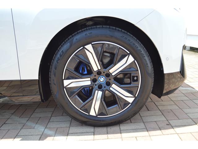 ｉＸ ｘＤｒｉｖｅ　５０　正規認定中古車　走行２４２７ｋｍ　元試乗車　純正ナビ　全周囲カメラ　パノラマガラスルーフ　ＢＭＷレーザーライト　ソフトクローズドア　Ｂｏｗｅｒｓ＆Ｗｉｌｋｉｎｓ　カープレイ　カーブドＤナビ　ＥＴＣ（23枚目）