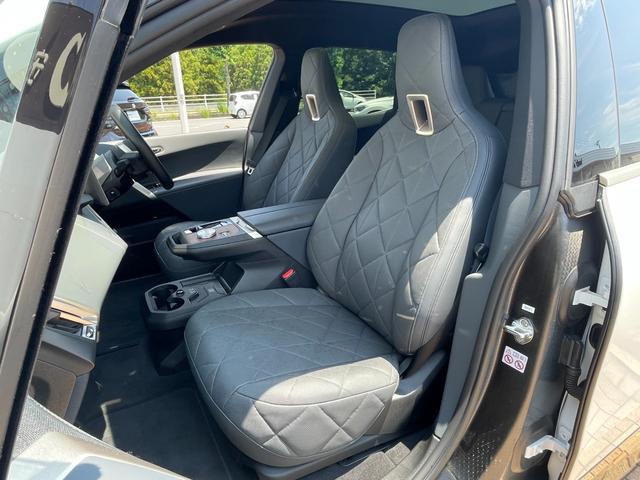 ｉＸ ｘＤｒｉｖｅ　５０　正規認定中古車　走行２４２７ｋｍ　元試乗車　純正ナビ　全周囲カメラ　パノラマガラスルーフ　ＢＭＷレーザーライト　ソフトクローズドア　Ｂｏｗｅｒｓ＆Ｗｉｌｋｉｎｓ　カープレイ　カーブドＤナビ　ＥＴＣ（27枚目）