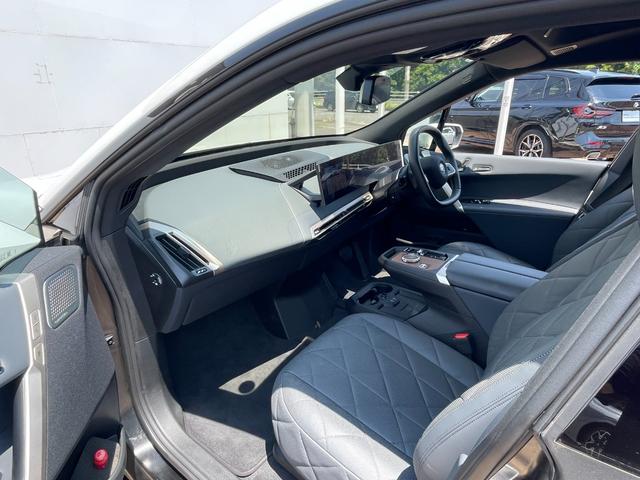ｉＸ ｘＤｒｉｖｅ　５０　正規認定中古車　走行２４２７ｋｍ　元試乗車　純正ナビ　全周囲カメラ　パノラマガラスルーフ　ＢＭＷレーザーライト　ソフトクローズドア　Ｂｏｗｅｒｓ＆Ｗｉｌｋｉｎｓ　カープレイ　カーブドＤナビ　ＥＴＣ（28枚目）