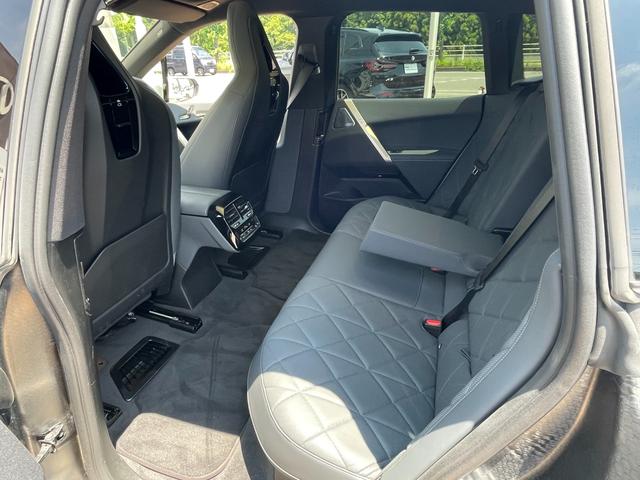 ｉＸ ｘＤｒｉｖｅ　５０　正規認定中古車　走行２４２７ｋｍ　元試乗車　純正ナビ　全周囲カメラ　パノラマガラスルーフ　ＢＭＷレーザーライト　ソフトクローズドア　Ｂｏｗｅｒｓ＆Ｗｉｌｋｉｎｓ　カープレイ　カーブドＤナビ　ＥＴＣ（32枚目）