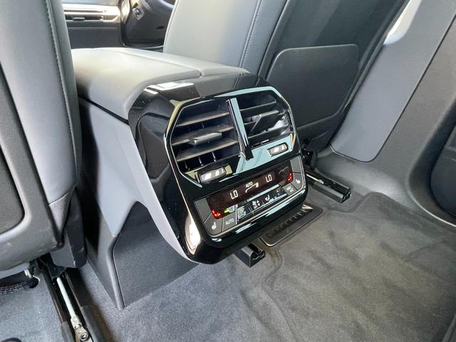 ｉＸ ｘＤｒｉｖｅ　５０　正規認定中古車　走行２４２７ｋｍ　元試乗車　純正ナビ　全周囲カメラ　パノラマガラスルーフ　ＢＭＷレーザーライト　ソフトクローズドア　Ｂｏｗｅｒｓ＆Ｗｉｌｋｉｎｓ　カープレイ　カーブドＤナビ　ＥＴＣ（34枚目）