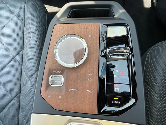 ｉＸ ｘＤｒｉｖｅ　５０　正規認定中古車　走行２４２７ｋｍ　元試乗車　純正ナビ　全周囲カメラ　パノラマガラスルーフ　ＢＭＷレーザーライト　ソフトクローズドア　Ｂｏｗｅｒｓ＆Ｗｉｌｋｉｎｓ　カープレイ　カーブドＤナビ　ＥＴＣ（47枚目）