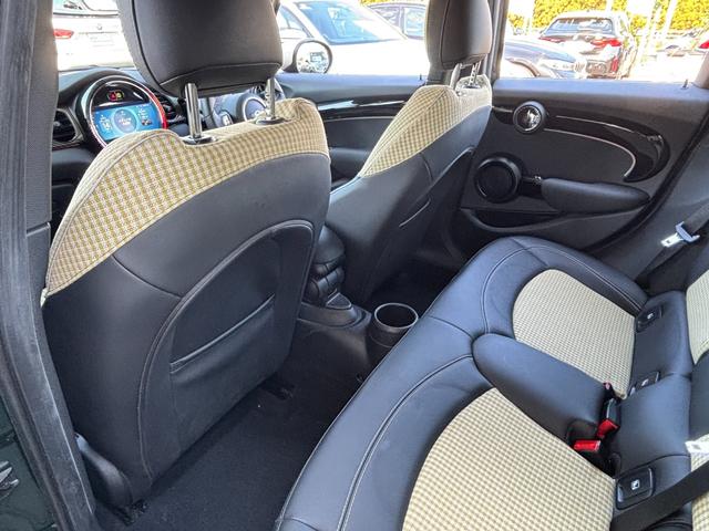 全国の正規ディーラーにて、対応可能な認定中古車保証付となります。アフターメンテナンスもお近くの正規ディーラーにて可能となりますので、ご安心してお選びいただけます。