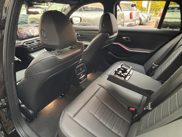 3シリーズ 320iツーリング Mスポーツ 正規認定中古車 元試乗車 ハイライン コンフォート 全周囲カメラ カーブドD ACC ヘッドアップD シートヒーター 障害物センサー アンビエントライト 電動リアゲート Pアシスト 被害軽減ブレーキ(34枚目)