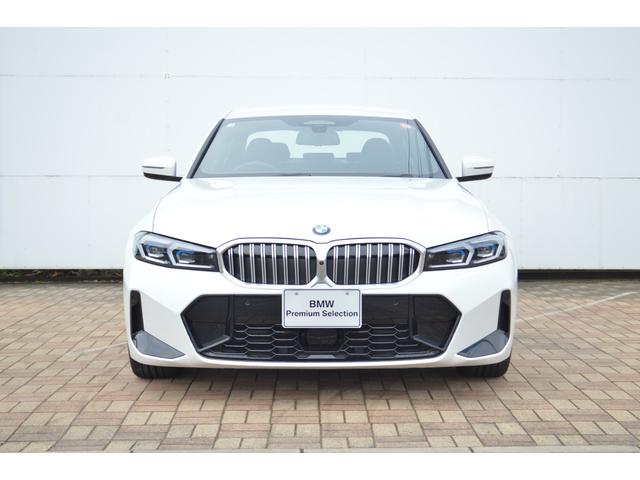 ３シリーズ ３１８ｉ　Ｍスポーツ　正規認定中古車　元試乗車　カーブドＤ　全周囲カメラ　障害物センサー　ヘッドアップディスプレイ　シートヒーター　ＡＣＣ　ハンズオフ　ＬＥＤヘッドライト　誤発進抑制制御　電動リアゲート　ワイヤレス充電器（4枚目）