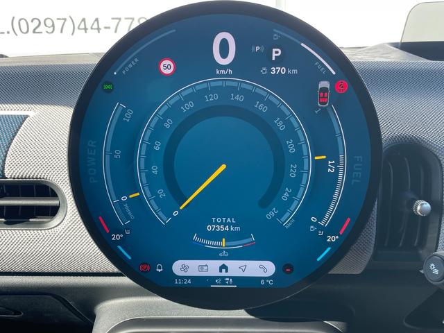 ＭＩＮＩ クーパーＳ　フェイバリット・トリム　正規認定中古車　元試乗車　マルチルーフ　Ｆａｖｏｕｒｅｄトリム　電動シート　ＨＫスピーカー　プライバシーガラス　全周囲カメラ　純正ナビ　マッサージシート　シートヒーター　ＡＣＣ　ヘッドアップＤ（3枚目）