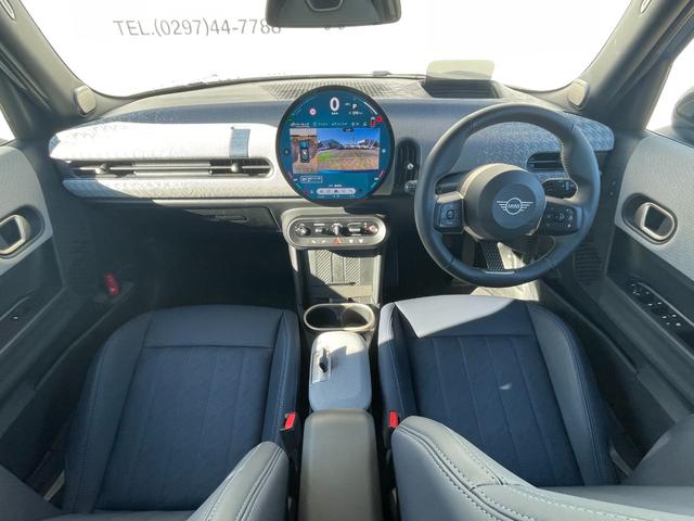 ＭＩＮＩ クーパーＳ　フェイバリット・トリム　正規認定中古車　元試乗車　マルチルーフ　Ｆａｖｏｕｒｅｄトリム　電動シート　ＨＫスピーカー　プライバシーガラス　全周囲カメラ　純正ナビ　マッサージシート　シートヒーター　ＡＣＣ　ヘッドアップＤ（4枚目）