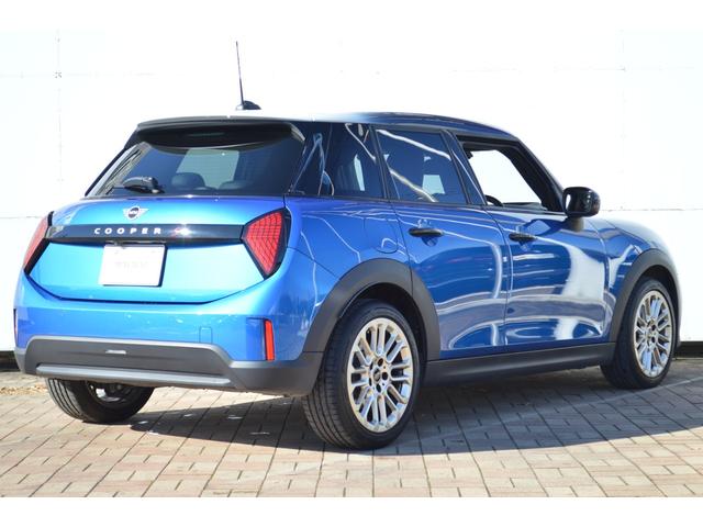 ＭＩＮＩ クーパーＳ　フェイバリット・トリム　正規認定中古車　元試乗車　マルチルーフ　Ｆａｖｏｕｒｅｄトリム　電動シート　ＨＫスピーカー　プライバシーガラス　全周囲カメラ　純正ナビ　マッサージシート　シートヒーター　ＡＣＣ　ヘッドアップＤ（5枚目）