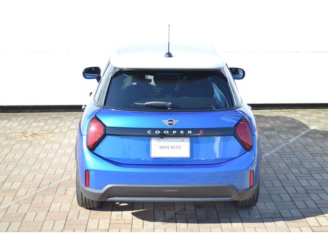 ＭＩＮＩ クーパーＳ　フェイバリット・トリム　正規認定中古車　元試乗車　マルチルーフ　Ｆａｖｏｕｒｅｄトリム　電動シート　ＨＫスピーカー　プライバシーガラス　全周囲カメラ　純正ナビ　マッサージシート　シートヒーター　ＡＣＣ　ヘッドアップＤ（18枚目）