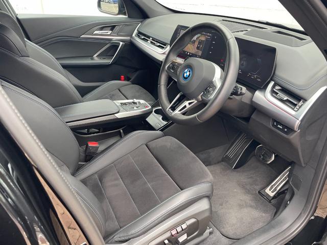 ｉＸ１ ｅＤｒｉｖｅ　２０　Ｍスポーツ　正規認定中古車　デモカー　ナビ　ＥＴＣ　全周囲カメラ　アダプティブサス　アダプティブＬＥＤ　ヘッドアップＤ　シートヒーター　プライバシーガラス　電動シート　ドライブレコーダー　カープレイ　アンドロイド（23枚目）
