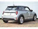 ＭＩＮＩ クーパーＣ　エッセンシャル・トリム　正規認定中古車　ワンオーナー　走行１８００ｋｍ　純正ナビ　バックカメラ　ＡＣＣ　障害物センサー　ヘッドアップディスプレイ　ＥＴＣ車載器　ワイヤレス充電器　アンビエントライト　ＬＥＤヘッドライト（3枚目）