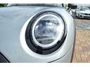 ＭＩＮＩ クーパーＣ　エッセンシャル・トリム　正規認定中古車　ワンオーナー　走行１８００ｋｍ　純正ナビ　バックカメラ　ＡＣＣ　障害物センサー　ヘッドアップディスプレイ　ＥＴＣ車載器　ワイヤレス充電器　アンビエントライト　ＬＥＤヘッドライト（8枚目）