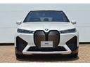 ｉＸ ｘＤｒｉｖｅ　５０　正規認定中古車　走行２４２７ｋｍ　元試乗車　純正ナビ　全周囲カメラ　パノラマガラスルーフ　ＢＭＷレーザーライト　ソフトクローズドア　Ｂｏｗｅｒｓ＆Ｗｉｌｋｉｎｓ　カープレイ　カーブドＤナビ　ＥＴＣ（8枚目）