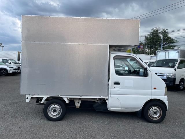 キャリイトラック ＫＵスペシャル　キッチンカー、移動販売車、フードトラック、アルミボディ、３枚扉コールドテーブル、冷凍ストッカー、シンク、棚、水洗いＯＫ、８ナンバー構造変更可、エアコン、パートタイム４ＷＤ、（4枚目）