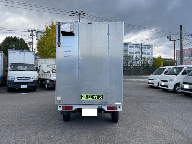 キャリイトラック ＫＵスペシャル　キッチンカー、移動販売車、フードトラック、アルミボディ、３枚扉コールドテーブル、冷凍ストッカー、シンク、棚、水洗いＯＫ、８ナンバー構造変更可、エアコン、パートタイム４ＷＤ、（5枚目）