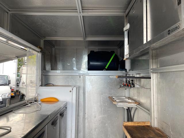 キャリイトラック ＫＵスペシャル　キッチンカー、移動販売車、フードトラック、アルミボディ、３枚扉コールドテーブル、冷凍ストッカー、シンク、棚、水洗いＯＫ、８ナンバー構造変更可、エアコン、パートタイム４ＷＤ、（8枚目）