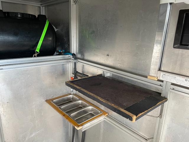 キャリイトラック ＫＵスペシャル　キッチンカー、移動販売車、フードトラック、アルミボディ、３枚扉コールドテーブル、冷凍ストッカー、シンク、棚、水洗いＯＫ、８ナンバー構造変更可、エアコン、パートタイム４ＷＤ、（10枚目）