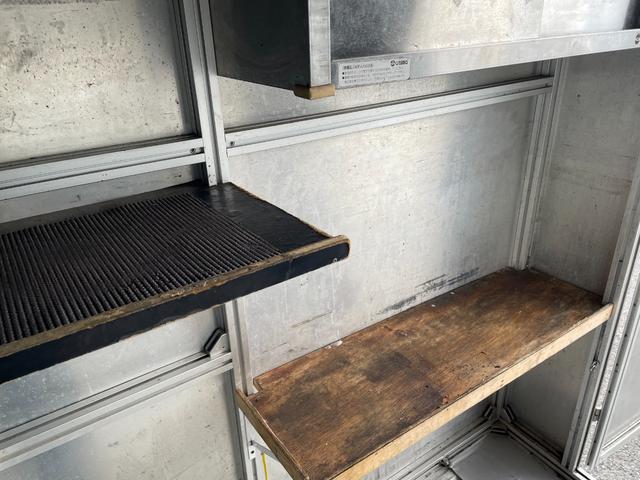 キャリイトラック ＫＵスペシャル　キッチンカー、移動販売車、フードトラック、アルミボディ、３枚扉コールドテーブル、冷凍ストッカー、シンク、棚、水洗いＯＫ、８ナンバー構造変更可、エアコン、パートタイム４ＷＤ、（11枚目）