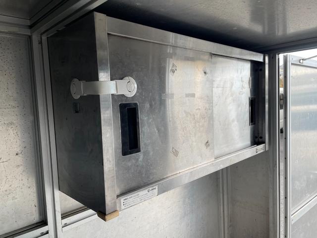 キャリイトラック ＫＵスペシャル　キッチンカー、移動販売車、フードトラック、アルミボディ、３枚扉コールドテーブル、冷凍ストッカー、シンク、棚、水洗いＯＫ、８ナンバー構造変更可、エアコン、パートタイム４ＷＤ、（12枚目）
