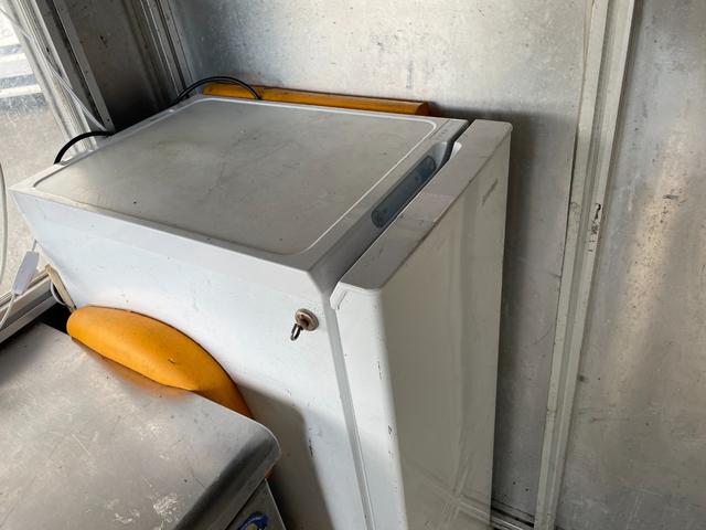 キャリイトラック ＫＵスペシャル　キッチンカー、移動販売車、フードトラック、アルミボディ、３枚扉コールドテーブル、冷凍ストッカー、シンク、棚、水洗いＯＫ、８ナンバー構造変更可、エアコン、パートタイム４ＷＤ、（13枚目）