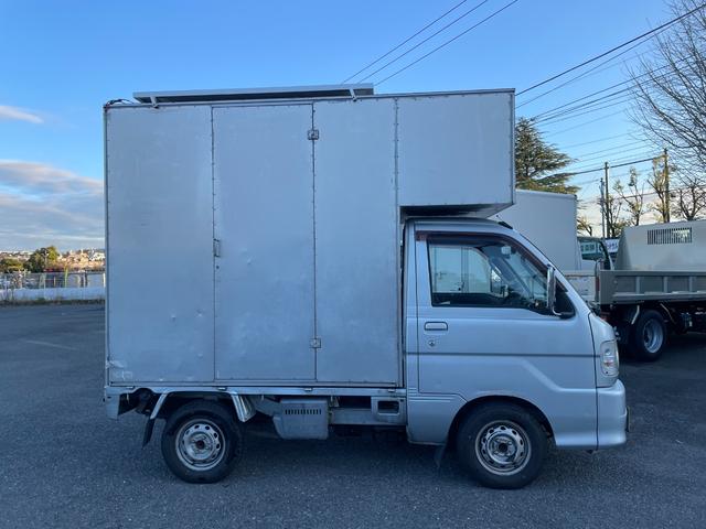 ハイゼットトラック 　キッチンカー、移動販売車、フードトラック、アルミボディ、２枚扉コールドテーブル、シンク、棚、水洗いＯＫ、８ナンバー構造変更可、ソーラーパネル搭載（4枚目）