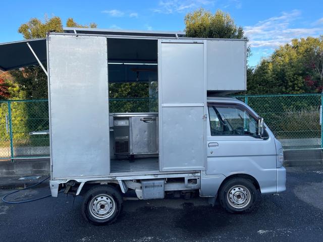 ハイゼットトラック 　キッチンカー、移動販売車、フードトラック、アルミボディ、２枚扉コールドテーブル、シンク、棚、水洗いＯＫ、８ナンバー構造変更可、ソーラーパネル搭載（7枚目）