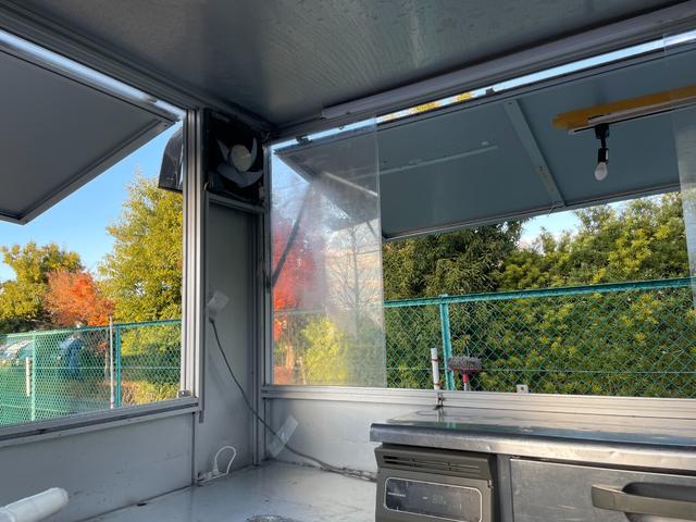 ハイゼットトラック 　キッチンカー、移動販売車、フードトラック、アルミボディ、２枚扉コールドテーブル、シンク、棚、水洗いＯＫ、８ナンバー構造変更可、ソーラーパネル搭載（9枚目）