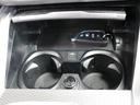 カップホルダー。運転席や助手席からも手を伸ばしやすいセンターコンソールに設置されます。