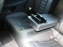 後部座席にはドリンクホルダー付きのひじ掛けがございます。
